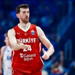 Milli basketbolcu ameliyat oldu