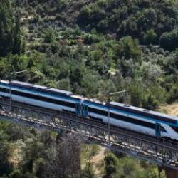 Milli elektrikli hızlı tren saatte 250 kilometreye ulaşarak rekorunu geliştirdi