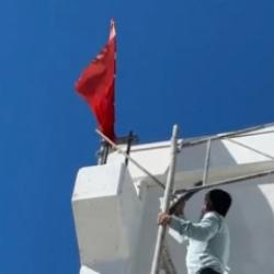 Nevşehir'de ters d&ouml;nen T&uuml;rk bayrağını g&ouml;r&uuml;nce i&ccedil;i rahat etmedi! 10 metre tırmandı 