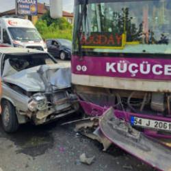 Sakarya'da halk otob&uuml;s&uuml; ile otomobil kafa kafaya &ccedil;arpıştı: 5 yaralı
