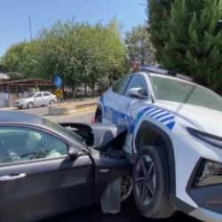 Polis aracıyla otomobil &ccedil;arpıştı: Yaralılar var