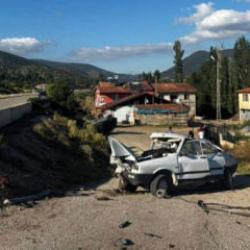 Tokat'ta iki otomobil &ccedil;arpıştı: 1 &ouml;l&uuml;, 3 yaralı