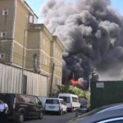 Tuzla'daki lojistik depoda b&uuml;y&uuml;k yangın: Alevler fabrikalara sı&ccedil;radı