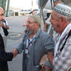 Vefa umresi ilk kafilesi d&ouml;nd&uuml;: Başkan Altay karşıladı
