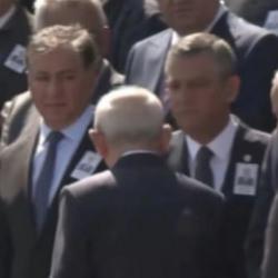 Yeni Parti'nin kuruluşunun ardından ilk temas! Kılı&ccedil;daroğlu ve &Ouml;zg&uuml;r &Ouml;zel tokalaştı
