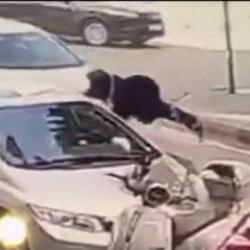 S&uuml;r&uuml;c&uuml; yaya ge&ccedil;idinde dehşet sa&ccedil;tı.