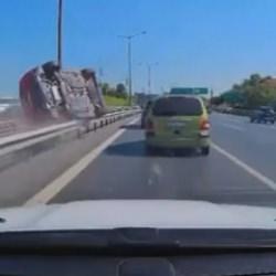 Ey&uuml;psultan'da feci kaza: Kontrolden &ccedil;ıkan otomobilin devrilme anı kamerada!