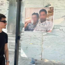 Adana'da otob&uuml;s durağına asılan kare şoke etti! "Namahreme girmemesi lazım"