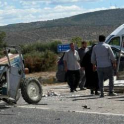 Akılalmaz kaza: Otomobil ile &ccedil;arpışan trakt&ouml;r ikiye b&ouml;l&uuml;nd&uuml;!