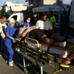 Antalya'da feci kaza: Motosiklet otomobile ok gibi saplandı