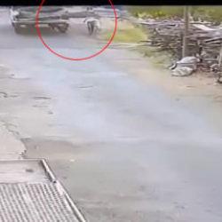 Aydın'da korkun&ccedil; ihmal: Kamyonetten sarkan demir, &ccedil;ocuğa &ccedil;arptı; o anlar kamerada