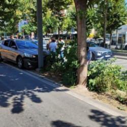 Batman'da kontrolden &ccedil;ıkan otomobil ağaca &ccedil;arptı: 1 yaralı