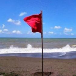 Bir kentte sahile kırmızı bayrak &ccedil;ekildi
