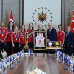 Cumhurbaşkanı Erdoğan, Avrupa Şampiyonu olan Filenin Sultanları'nı kabul etti