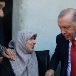  Cumhurbaşkanı Erdoğan Rize'de komşularını ziyaret etti