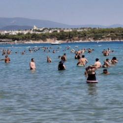 Didim plajları doldu taştı: Yaz keyfi eyl&uuml;l ayında da devam ediyor
