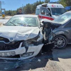 Eskişehir'de hafif ticari ara&ccedil; ile otomobil &ccedil;arpıştı: 3'&uuml; &ccedil;ocuk 7 yaralı