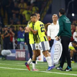 Fenerbah&ccedil;e'de sakatlık! Ma&ccedil;a devam edemedi