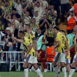 Fenerbah&ccedil;e'nin yıldızı istifayı canlı yayında &ouml;ğrendi! Şaşkınlığı g&uuml;ndem oldu