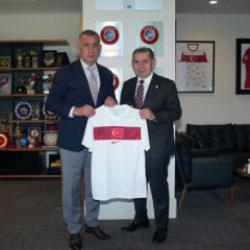 Galatasaray'dan TFF&rsquo;ye s&uuml;rpriz ziyaret! Hacıosmanoğlu'ndan &Ouml;zbek'e jest