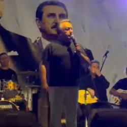 İsmail T&uuml;r&uuml;t sahnede ateş p&uuml;sk&uuml;rd&uuml;: İstanbul&rsquo;u b.k g&ouml;t&uuml;r&uuml;yor
