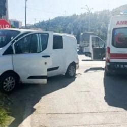 Kamyon kırmızı ışıkta duran minib&uuml;se &ccedil;arptı: 4 yaralı