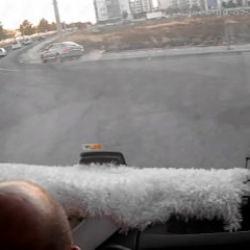 Diyarbakır'da feci kaza: Otomobil kaldırımdaki anne ve 2 &ccedil;ocuğuna &ccedil;arptı!