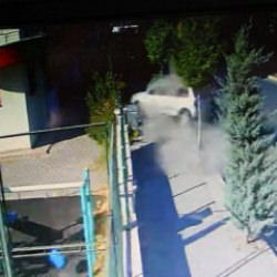 Nevşehir'de kontrolden &ccedil;ıkan otomobil apartman bah&ccedil;esine u&ccedil;tu