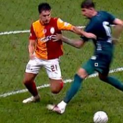 Rams Park'ta g&uuml;ndem olan pozisyon! Galatasaray penaltı, Kocaeli kırmızı kart bekledi