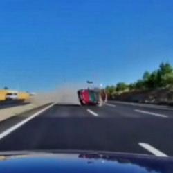 Ankara'da feci kaza: Karşı şeride fırlayan ara&ccedil; 2 otomobile &ccedil;arptı! 1 &ouml;l&uuml;, 7 yaralı!