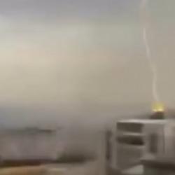 Şırnak&rsquo;ta 8 katlı binaya yıldırım isabet etti: O anlar kamerada