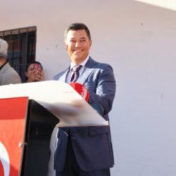 'Sokakta kalırım' diyen yaşlı teyzenin evini aynı g&uuml;n yıkmış: 'Sana AK Partililer baksın'