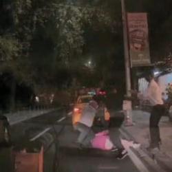 Taksi şof&ouml;r&uuml; &uuml;crette anlaşamadığı yolcuları ara&ccedil;tan indirip darbetti