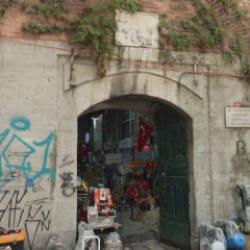Tarihe saygısızlık: Fatih'in mirası Galata Bedesteni grafiti kurbanı oldu
