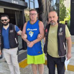 T&uuml;rk bayrağına t&uuml;k&uuml;ren İngiliz turist tutuklandı!