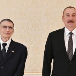 T&uuml;rk biliminin gururuna Azerbaycan&rsquo;dan b&uuml;y&uuml;k onur! Aliyev'den Sancar'a "Ş&ouml;hret" nişanı