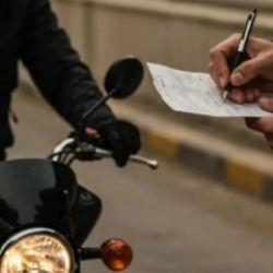 Polisten ka&ccedil;manın bedeli ağır oldu! Bir araba parası ceza yediler