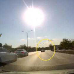Trafik magandası sollama yaparken başka araca &ccedil;arptı