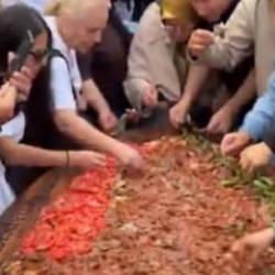 3 metrelik tepside İskender! G&ouml;ren koştu, 700 kişi b&ouml;yle yedi