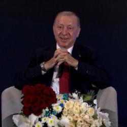 Cumhurbaşkanı Erdoğan'ın Samsun'da g&uuml;l&uuml;mseten futbol ve torun sohbeti