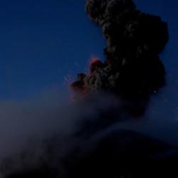 Guatemala'da Fuego Yanardağı canlı yayında patladı
