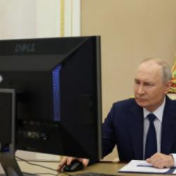 Kremlin'de online se&ccedil;im! Putin, oyunu uzaktan kullandı