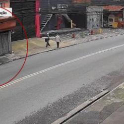 &Ouml;l&uuml;m sokak ortasında yakaladı! İşte nefeslerin tutulduğu o anlar