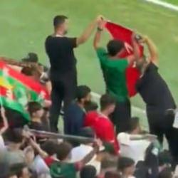 Amedsporlu bir taraftar trib&uuml;nde T&uuml;rk bayrağını a&ccedil;ıp &ouml;pt&uuml;
