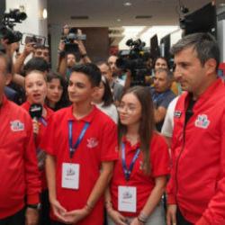 Bakan Kacır ile Sel&ccedil;uk Bayraktar, TEKNOFEST yarışma alanında &ouml;ğrencilerle buluştu