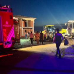 B&uuml;y&uuml;k&ccedil;ekmece'de toprak kayması: G&ouml;&ccedil;&uuml;k altında kalan 1 kişi kurtarıldı