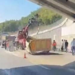 &Ccedil;ekmek&ouml;y&rsquo;de hafriyat kamyonunun dorsesi &uuml;st ge&ccedil;ide &ccedil;arptı