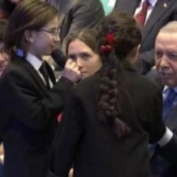 Cumhurbaşkanı Erdoğan, '&Ccedil;ayeli'nden &Ouml;teye' t&uuml;rk&uuml;s&uuml;n&uuml; s&ouml;yledi