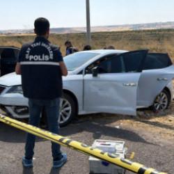 Diyarbakır&rsquo;da eski eş dehşeti: &Ouml;nce eşini vurdu, sonra polis aracına &ccedil;arptı: 2 &ouml;l&uuml;