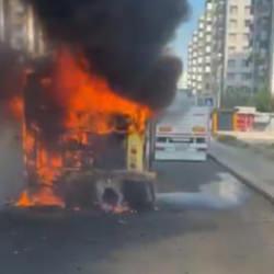 Diyarbakır'da korku dolu anlar: Belediye otob&uuml;s&uuml; seyir halindeyken yandı